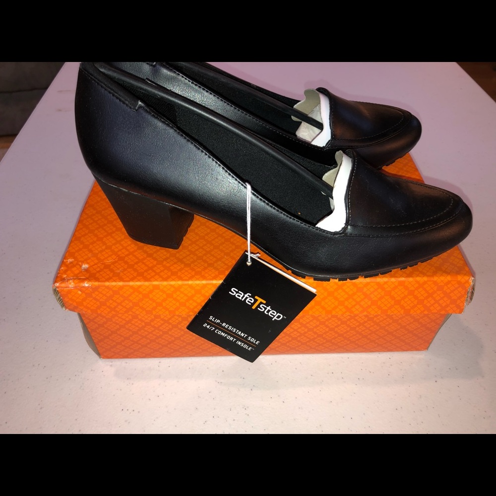 Brand New Women’s black Slip Resistant Pump size 9